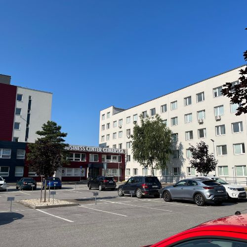 Okolie budovy a parkovisko
