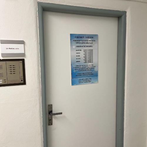 Dvere ordinácie s ordinačnými hodinami