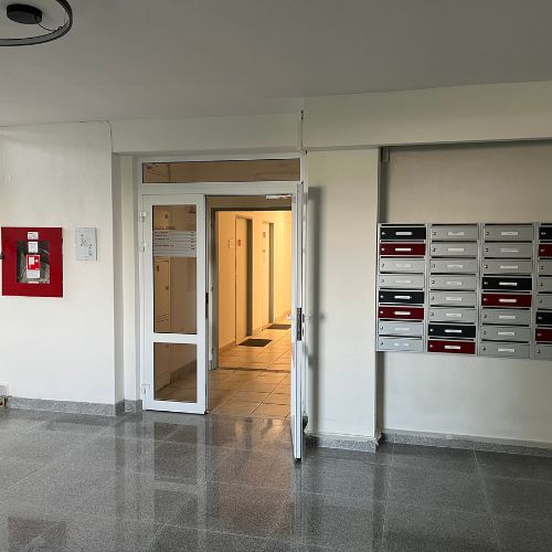 Vstup na chodbu s poštovými schránkami